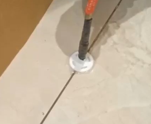 雷山瓷砖空鼓维修公司专业解答瓷砖在铺贴过程中，如果没有涂抹均匀到位的粘结材料（如水泥砂浆或瓷砖胶），可能会导致以下问题