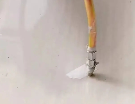 雷山瓷砖空鼓维修公司专业解答在瓷砖铺贴过程中，如果使用的砂料过粗（如全部使用了粗砂），可能会导致以下问题